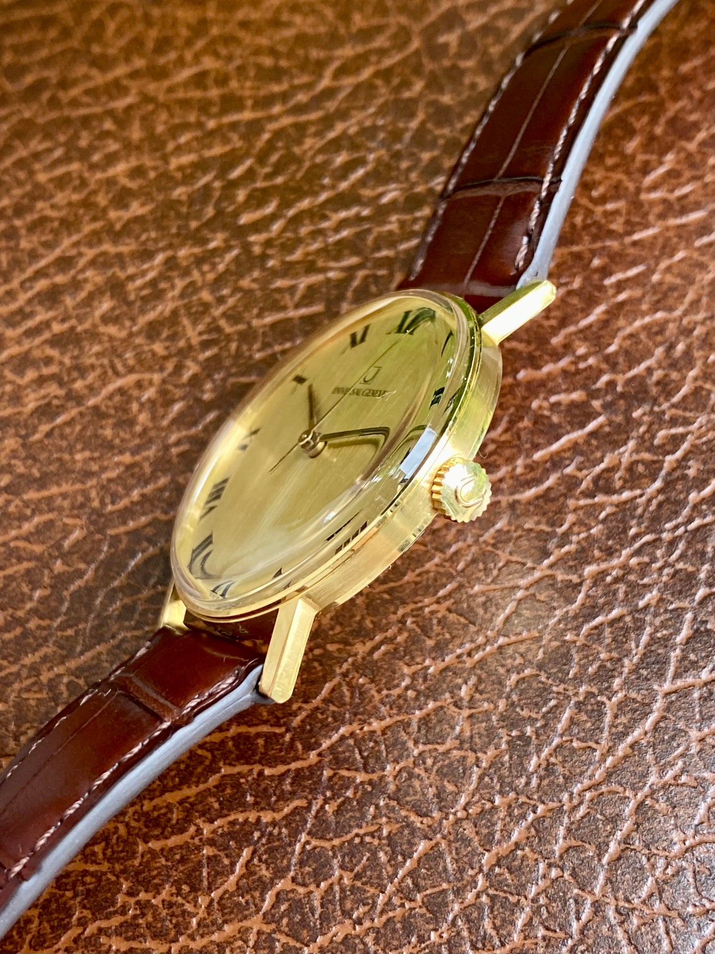 Universal Genève en Or Jaune 18k, 750/1000 Montre Vintage Mécanique Cal.56 1960